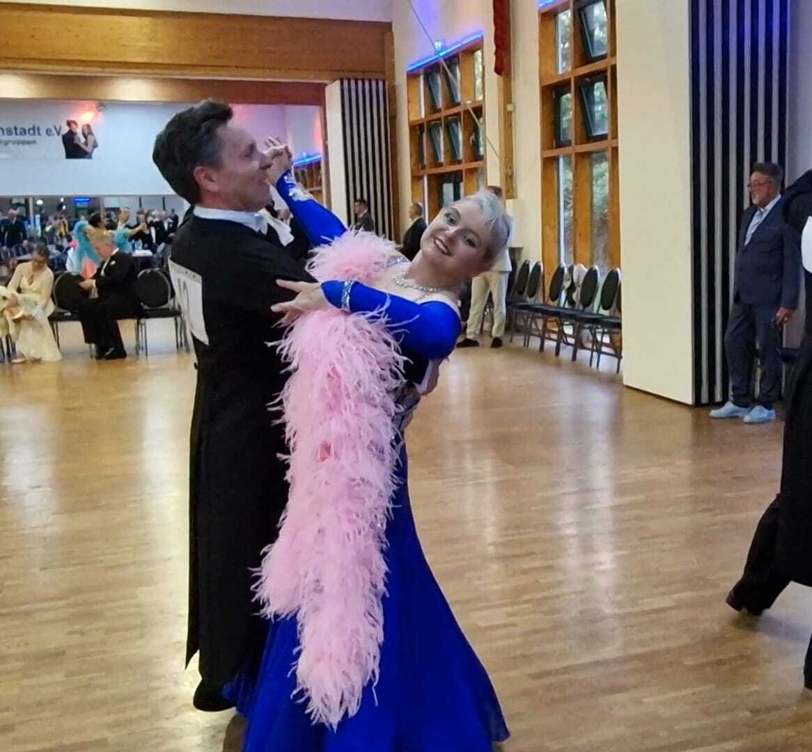 Zwei erfolgreiche Tanzpaare
